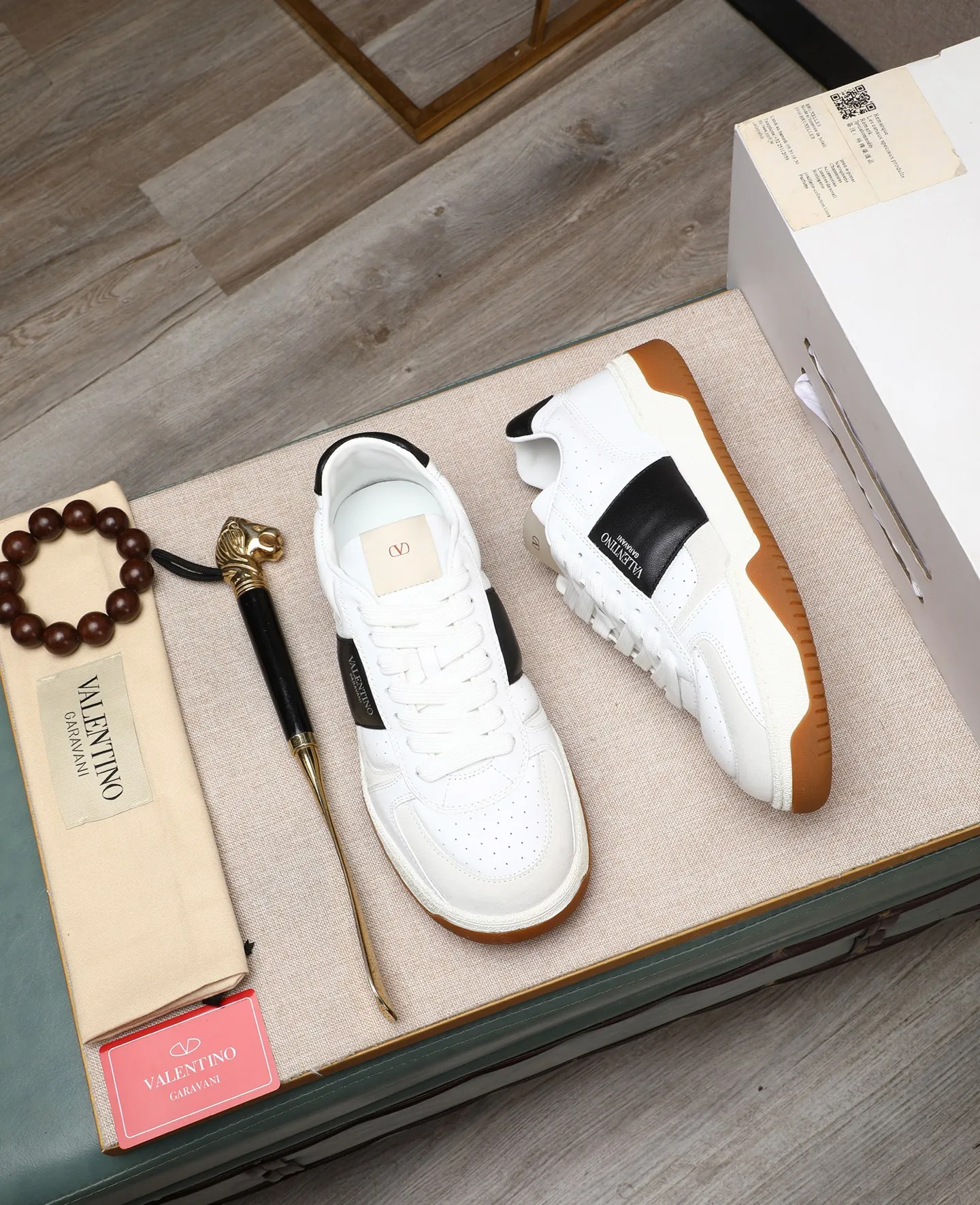 Men's shoes 💰740 [Valentino] Couple model, size: ▪️Size: Women's model 35-40 Men's model 39-44 (45 customized) Valentino Valentino Couple model Joie de Jouer series Velcro Thick sole Bread shoes Couple model Casual sneakers White shoes Original purchase and development Production Joie de Jouer series The style is simple but not out of style. The pure white base is paired with fresh green and soft beige, and the unique Velcro design highlights your personality. Every detail tells fashion and quality. Wear it, take a confident step, and start the trend journey. Delivered in exquisite packaging🛍📦 ▪️Material: Original custom imported first-layer cowhide ▪️Inner lining: Original custom made soft sheepskin lining ▪️Outsole: Original open-molded non-slip TPU material ▪️Sole thickness: 3.5CM